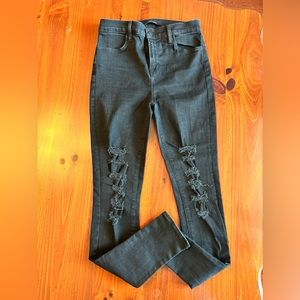 J BRAND DISTRESSED SKINNY JEANS SIZE 28